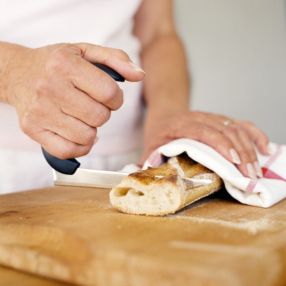 Etac angled knife cutting bread